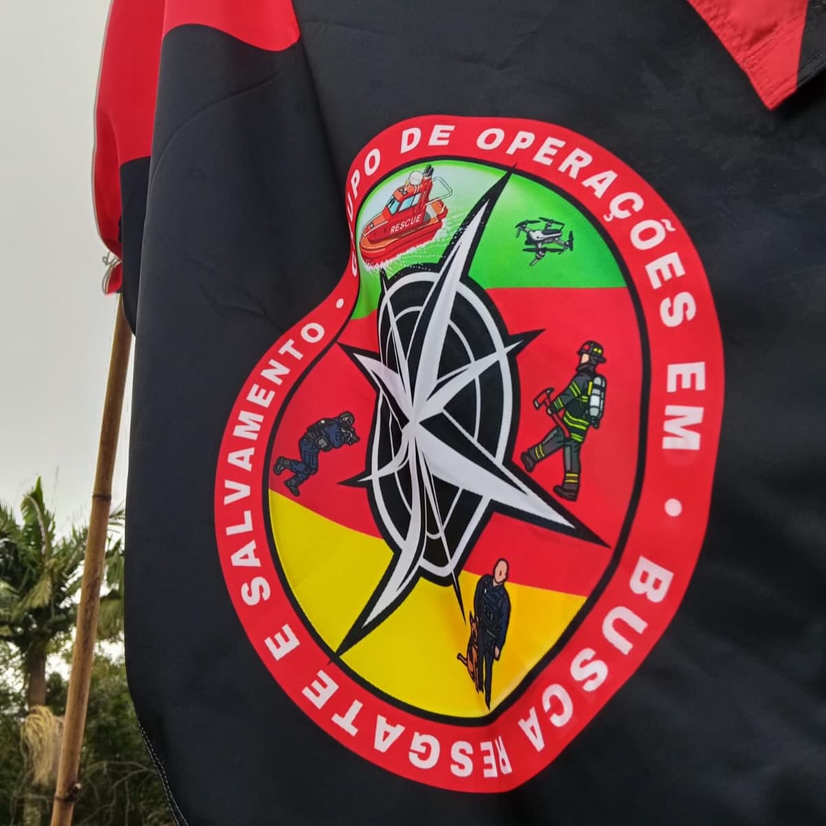 Brasão do GOBRS estampado na bandeira do grupo