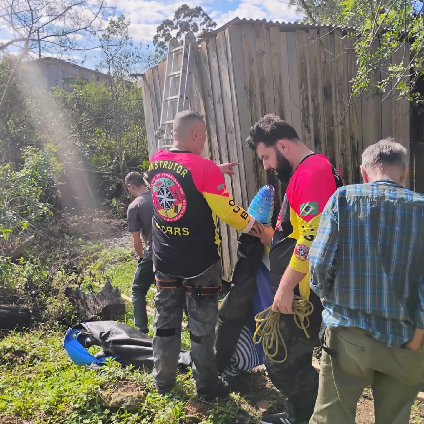 Voluntários organizando cordas e equipamento antes da ação